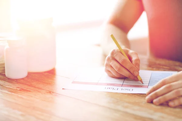 Nahaufnahme des Menschen mit Proteingläsern und Diätplan — Stockfoto