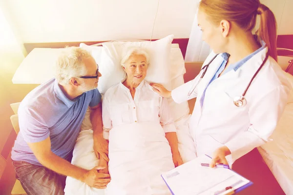 Senior kvinna och läkare med urklipp på sjukhus — Stockfoto