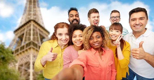 Mezinárodní skupina šťastných lidí, přičemž selfie — Stock fotografie