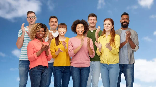 Internationell grupp glada leende människor — Stockfoto