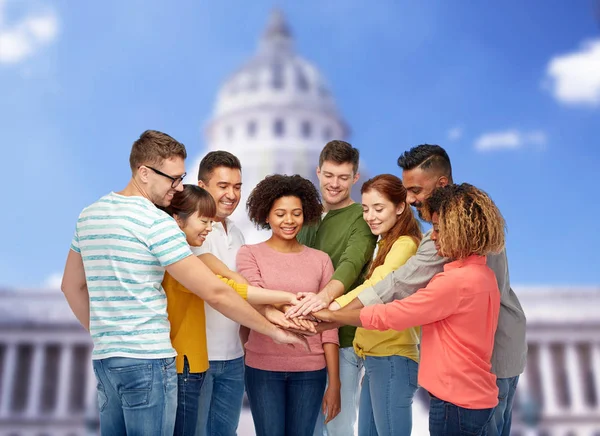 Internationale groep van gelukkige mensen hand in hand — Stockfoto