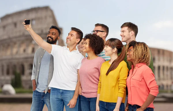 Groupe de personnes prenant selfie par smartphone — Photo