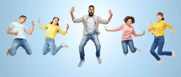 Internationell grupp glada människor hoppar — Stockfoto