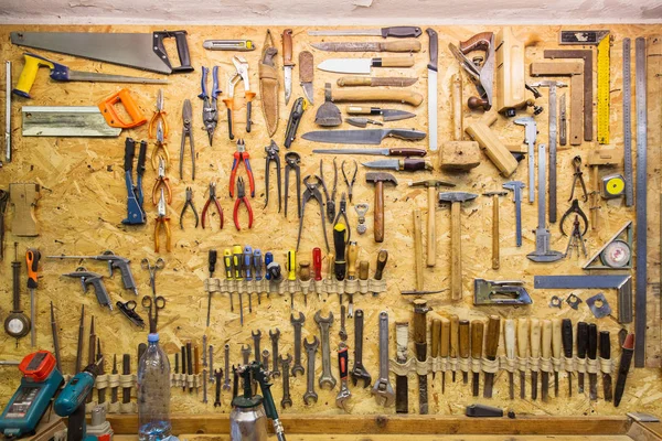 Strumenti di lavoro appesi al muro in officina — Foto Stock