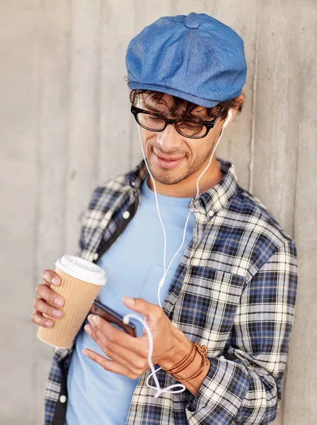 Hombre con auriculares y teléfono inteligente beber café —  Fotos de Stock