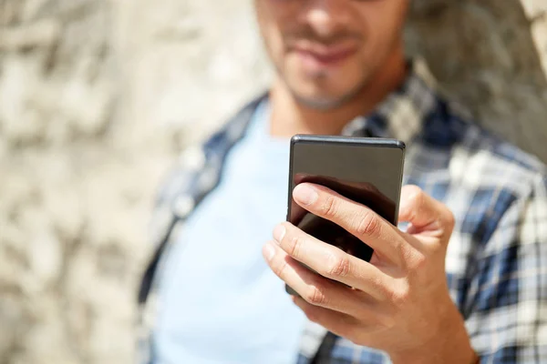 Hombre con mensaje de texto smartphone al aire libre —  Fotos de Stock