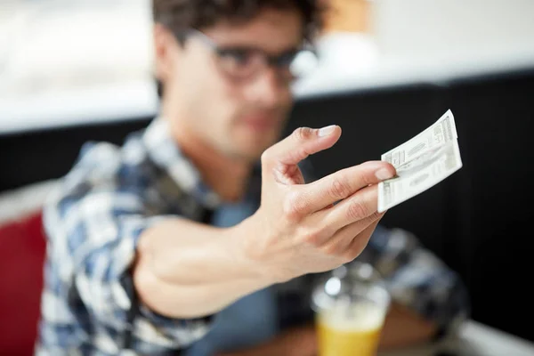 Man with cash money paying at cafe — Stock Photo, Image