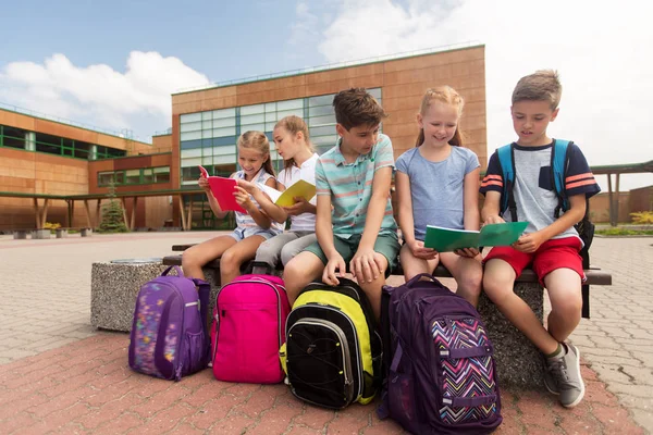 Gruppo di felici studenti delle scuole elementari all'aperto — Foto Stock