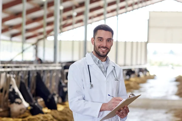Állatorvos, a tehenek, a tehénistálló, a tejüzem — Stock Fotó