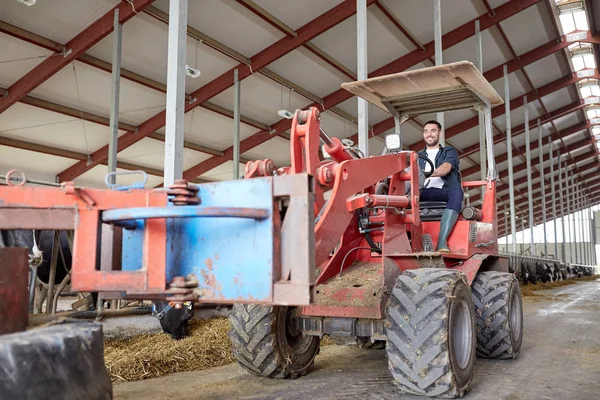 남자 또는 농장에서 트랙터를 운전 하는 농부 — 스톡 사진