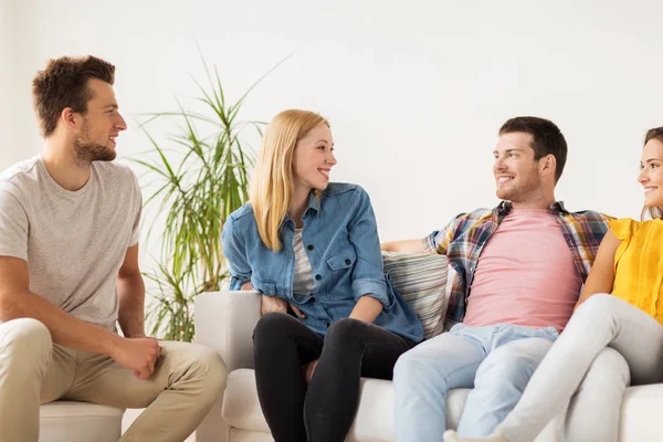 Grupp av glada vänner pratar hemma — Stockfoto
