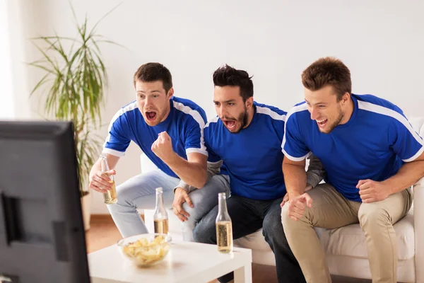 Amigos o aficionados al fútbol viendo fútbol en casa — Foto de Stock