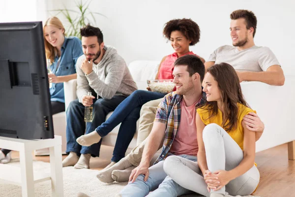 Gelukkige vrienden met popcorn thuis tv-kijken — Stockfoto