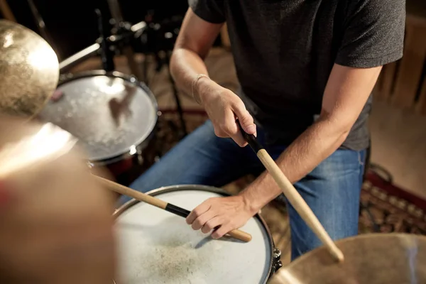 Мужчина-музыкант играет на барабанах и тарелках на концерте — стоковое фото