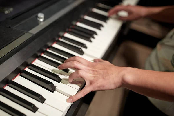 Крупным планом руки играющие на фортепиано — стоковое фото