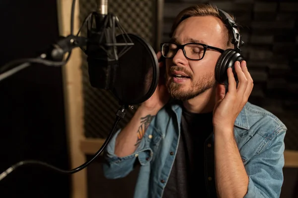 Ο άνθρωπος με τα ακουστικά που τραγουδά στο στούντιο ηχογράφησης — Φωτογραφία Αρχείου