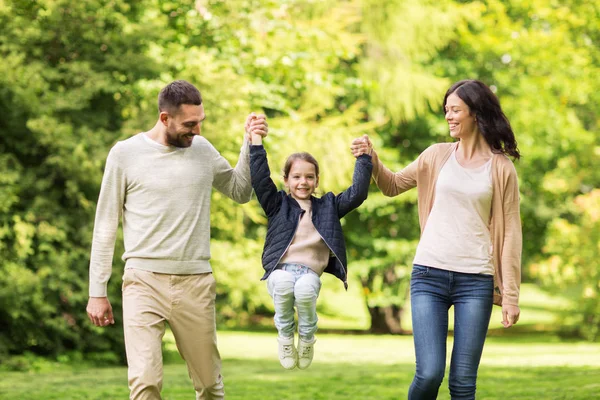 Felice passeggiata in famiglia nel parco estivo e divertirsi — Foto Stock