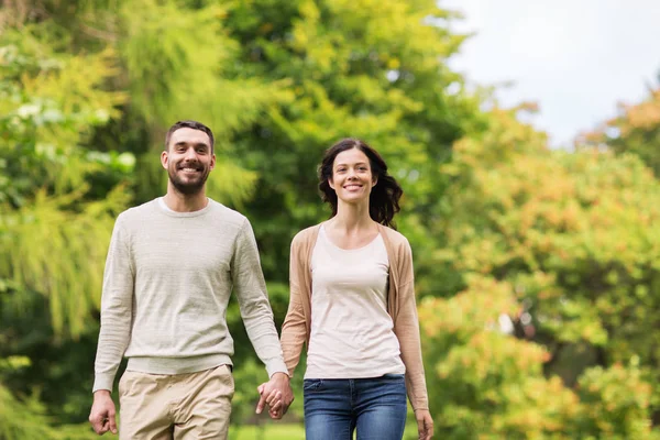 Pareja feliz caminando en el parque de verano —  Fotos de Stock