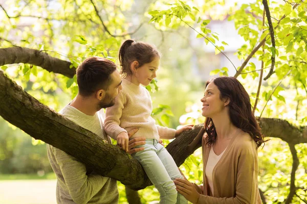 Glückliche Familie im Sommerpark hat Spaß — Stockfoto
