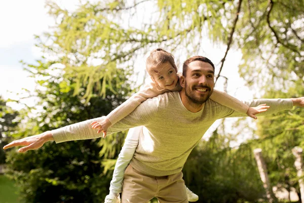 Família feliz se divertindo no parque de verão — Fotografia de Stock