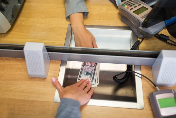 Clerk dando dinheiro em dinheiro para o cliente no escritório do banco — Fotografia de Stock