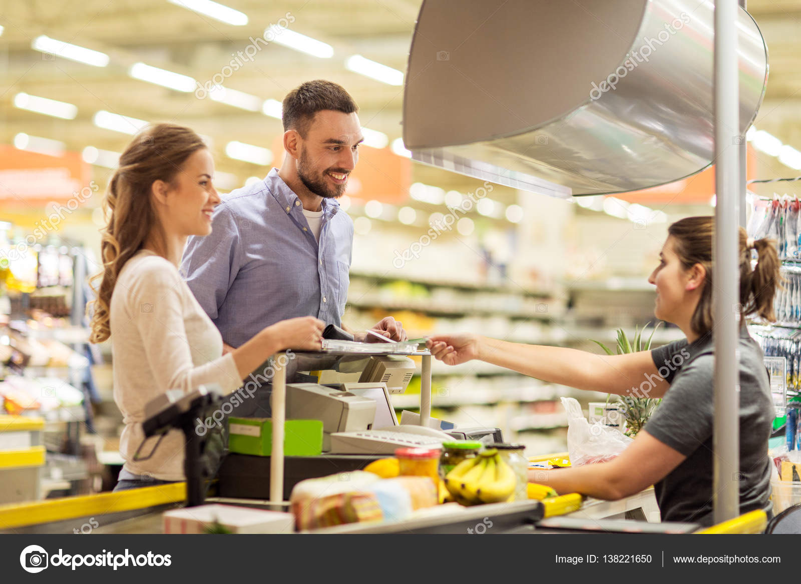 девушка за продуктами. векторная иллюстрация супермаркет. продуктовый магазин полки вектор. включи едем в магазин. включи едем в магазин.