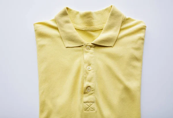 Close up de polo t-shirt no fundo branco — Fotografia de Stock