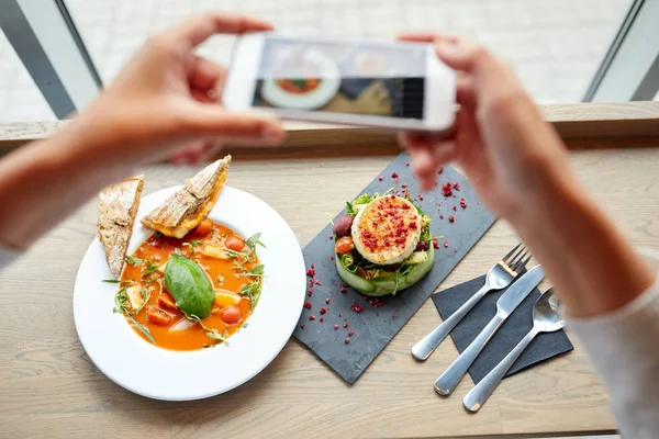 Руки зі смартфоном фотографують їжу — стокове фото