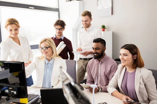 Business-team utveckla förnybar energi-projektet — Stockfoto