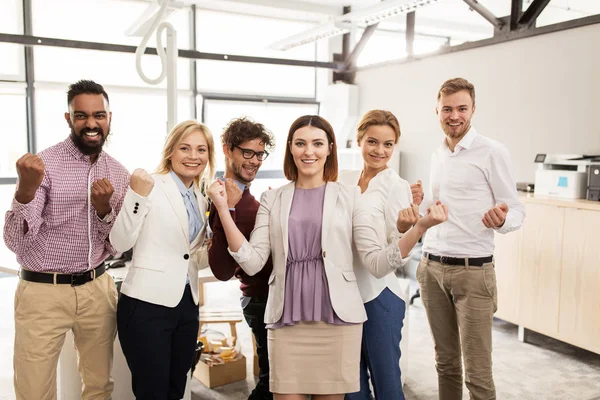 Feliz equipo de negocios celebrando la victoria en la oficina — Foto de Stock