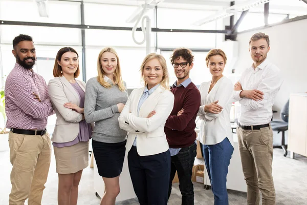 Счастливая бизнес-команда в офисе — стоковое фото