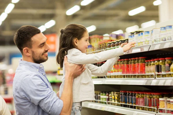 Pai com criança comprando comida no supermercado — Fotografia de Stock