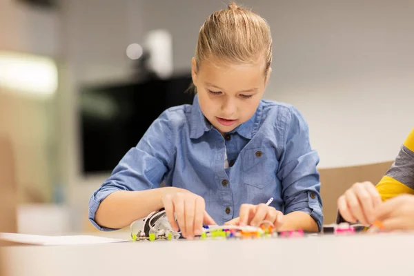 Robot de construcción de chica feliz en la escuela de robótica —  Fotos de Stock