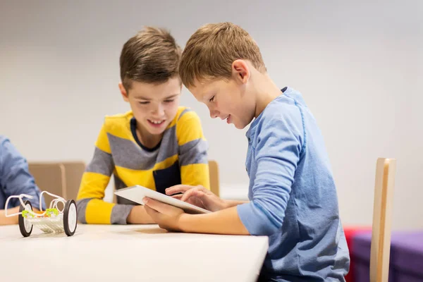 Діти з програмуванням планшетних ПК в школі робототехніки — стокове фото