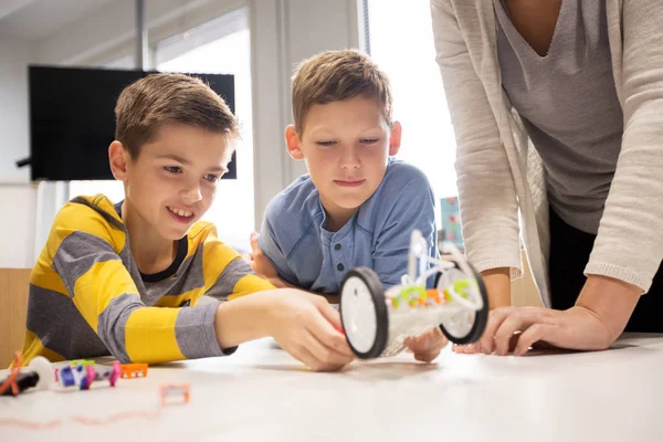 Щасливі діти будують робота в школі робототехніки — стокове фото