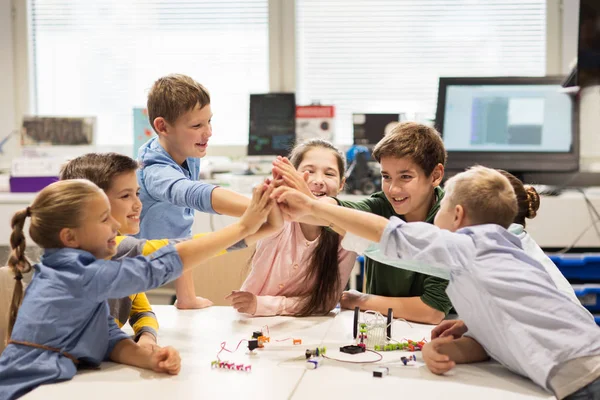 Mutlu çocuk Robotik okulda çak bir beşlik yapma — Stok fotoğraf
