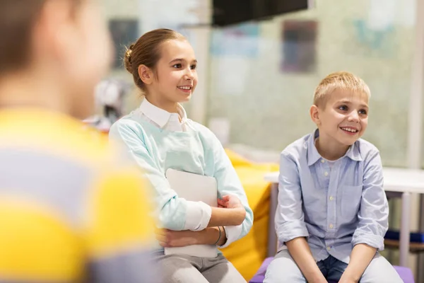 Grupp av glada barn eller vänner som lärande i skolan — Stockfoto