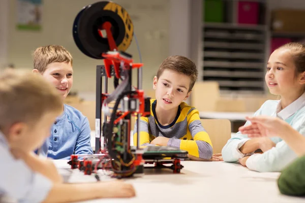 Niños felices con impresora 3d en la escuela de robótica —  Fotos de Stock