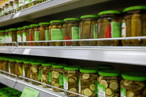 Burkar av pickles på livsmedelsbutik eller stormarknad hyllor — Stockfoto
