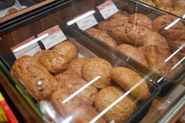 Primer plano del pan en panadería o tienda de comestibles —  Fotos de Stock