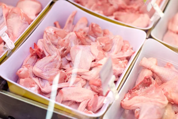 Мясо птицы в мисках в продуктовом киоске — стоковое фото