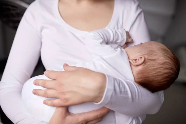 Zbliżenie na matkę trzymając noworodka — Zdjęcie stockowe