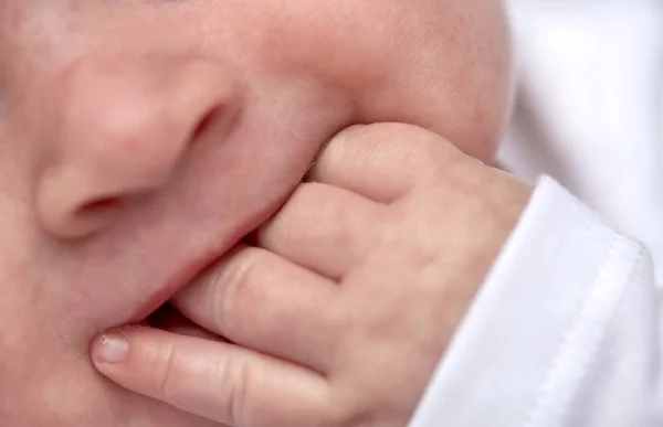 Κοντινό πλάνο του μωρό πιπίλισμα τα δάχτυλά του — Φωτογραφία Αρχείου