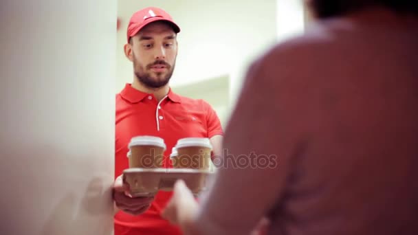 Hombre entrega de café y comida a casa del cliente — Vídeo de stock