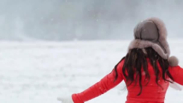 Щаслива жінка розважається на відкритому повітрі взимку — стокове відео