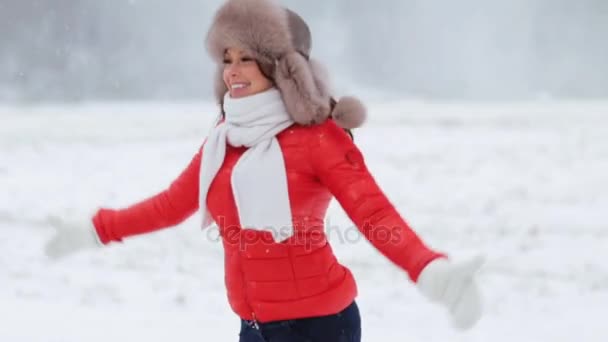 Ευτυχισμένη γυναίκα διασκέδαση σε εξωτερικούς χώρους το χειμώνα — Αρχείο Βίντεο