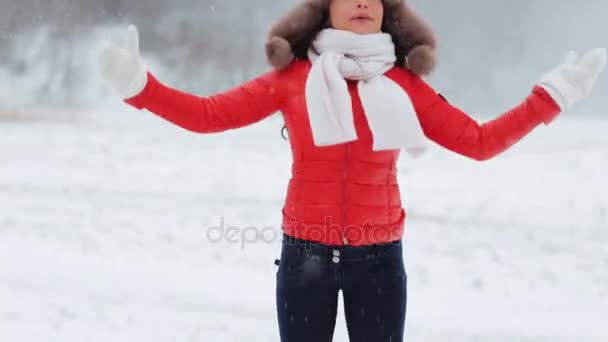 Ευτυχισμένη γυναίκα διασκέδαση σε εξωτερικούς χώρους το χειμώνα — Αρχείο Βίντεο