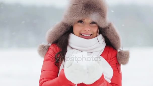 Ευτυχισμένη γυναίκα παίζει με το χιόνι σε εξωτερικούς χώρους το χειμώνα — Αρχείο Βίντεο