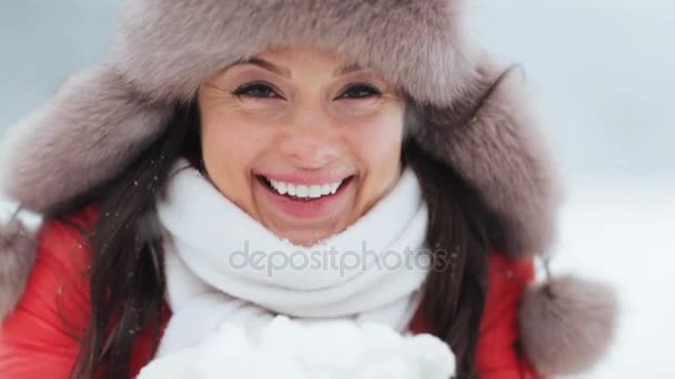 Mujer feliz jugando con nieve al aire libre en invierno — Vídeos de Stock