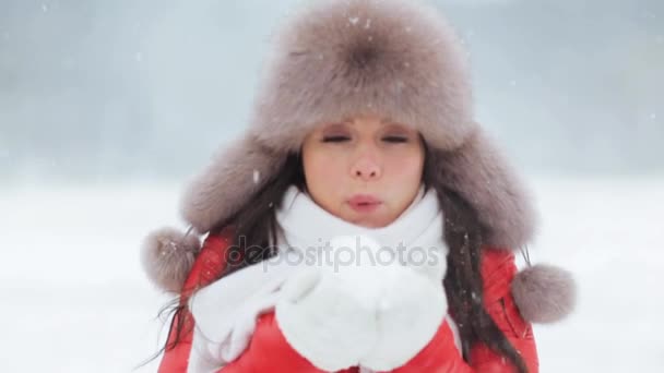 Femme heureuse jouant avec la neige à l'extérieur en hiver — Video